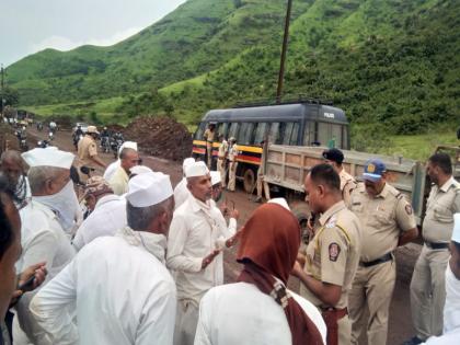 Bhama Askhed project-affected farmers aggressive; Sacred to stop the work of the water pipeline | भामा आसखेड प्रकल्पग्रस्त शेतकरी आक्रमक; जलवाहिनीचे काम बंद पाडण्याचा पवित्रा 