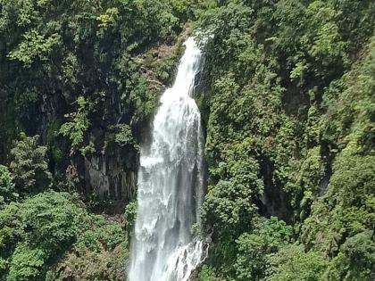 The waterfall in the bhambavali amazing | डोंगरातला धबधबा कोसळू लागला; खळखळणा-या नदीत मिसळून गेला