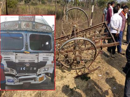 Container hits bullock cart in mohadi tehsil; one bull killed and farmer seriously injured | कंटेनरची बैलगाडीला जबर धडक; कॅबिनमध्ये फसलेल्या शेतकऱ्याला ३० किमी दूर नेऊन फेकले रस्त्यावर