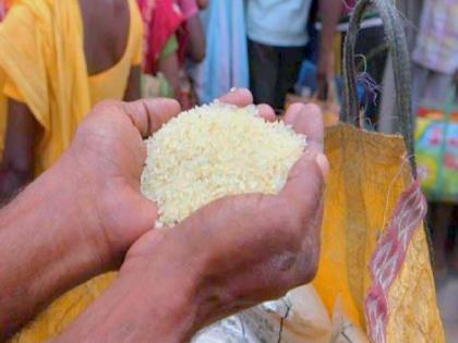 a gang buying grain from ration holders busted in nagpur; Goods worth 4 lakh 7 thousand seized | रेशनधारकांकडून धान्य खरेदी करणाऱ्या टोळीचा भंडाफोड; ४ लाख ७ हजारांचा माल जप्त