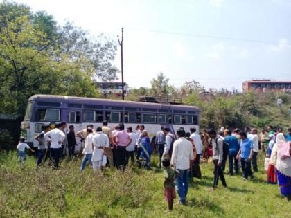 The ST bus 40 feet deep under the bridge in bhandara SSS | एसटी बस 40 फूट खोल पुलाखाली उतरली, 39 प्रवासी सुदैवाने बचावले