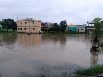 bodara lake burst after heavy rain many roads closed | भंडाऱ्यात पावसाचा धुमाकूळ; बोदरा तलाव फुटल्यानं अनेक मार्ग बंद, घरांमध्ये शिरलं पाणी