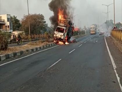 Thrill of burning mini truck on New Year s morning mini truck carrying cotton on fire | नववर्षाच्या सकाळी बर्निंग ट्रकचा थरार, कापूस घेऊन जाणाऱ्या मिनी ट्रकला आग