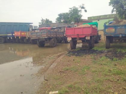 sand mining; Raid in midnight rain, seizes Pokeland with seven tractors | रेती उत्खनन; मध्यरात्री भर पावसात छापा, सात ट्रॅक्टरसह पोकलँड जप्त