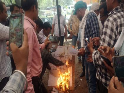 And the employees burnt the effigy of Vishwas Katkar, | अन् कर्मचाऱ्यांनी केले विश्वास काटकर यांच्या प्रतिमेचे दहन, संप संस्थगीत पण निर्धार कायम