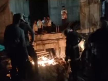 मुंबईत बांधकाम सुरू असलेल्या इमारतीवरून ९ जण कोसळले, एकाची प्रकृती चिंताजनक  - Marathi News | 9 people fall from under-construction building in Mumbai, one in critical condition | Latest mumbai News at Lokmat.com