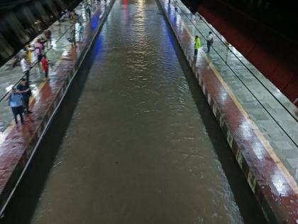 Mumbai Rain Updates Heavy rain leads to waterlogging at railway tracks Central Railway in Mumbai | Mumbai Rain Updates : कोसळधारा! मुंबईत मुसळधार पाऊस, मध्य रेल्वेला फटका; रुळांवर साचलं पाणी, रेल्वेसेवा ठप्प