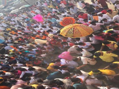 Thousands of devotees experience God - devils the thrill of demon war | हजारो भाविकांनी अनुभवला देव- दानव युद्धाचा थरार