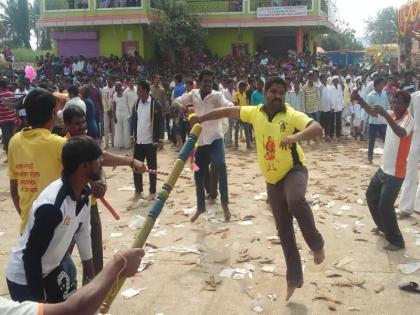 devotees realise god-demon warrior thrill; koyali Bhanobachi festival in Khed | भाविकांनी अनुभवला देव-दानव युद्धाचा थरार; खेडमधील कोयाळी भानोबाची येथे उत्सव