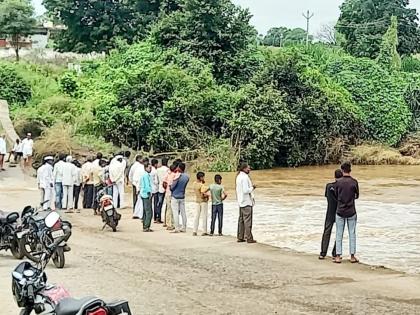 Life in danger! Bike washed away in Anjana river flood, driver narrowly escapes | जीव धोक्यात घातला! अंजना नदीच्या पुरात बाईक वाहून गेली, चालक थोडक्यात बचावला