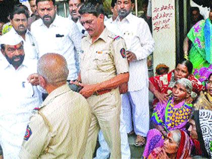 Due to the removal of encroachment, there is a dispute between Pandharpur MLAs and police officers | अतिक्रमण काढण्याच्या कारणावरून पंढरपुरात आमदार अन् पोलीस अधिकाºयांमध्ये वाद