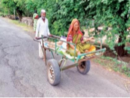 A 65-year-old modern-day Shravanbal takes his 96-year-old mother to the hospital on a cart | 96 वर्षीय आईला चाऱ्याच्या हातगाडीवर बसवून दवाखान्यात नेणारा 65 वर्षीय आधुनिक श्रावणबाळ