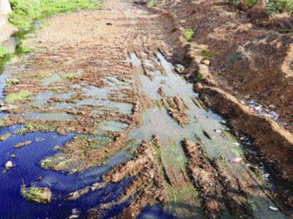 Due to cleanliness of the drain, soil filling in Nallah | नाल्याच्या सफाईऐवजी नाल्यात मातीभराव