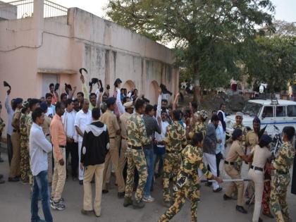 Black Flags displayed to Guardian Minister Dilip Kamble in Hingoli | हिंगोलीत पालकमंत्री दिलीप कांबळे यांना दाखवले काळे झेंडे