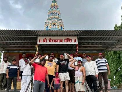 Water consecration to village deity Bhairavanatha at Junekhed | Sangli: ‘भैरवनाथा, पाऊस पडू दे रे..’ जुनेखेड येथे परंपरा जपत साकडे