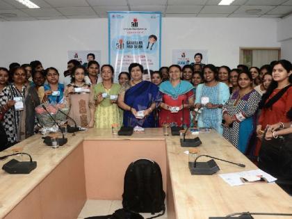 Sanitary pad vending machine installed for women in the western division office of Municipal Corporation, Varsova MLA Dr. Bharti Levekar's initiative | महापालिकेच्या के पश्चिम विभाग कार्यालयात महिलांसाठी बसवले सॅनिटरी पॅड व्हेंडिंग मशीन, वर्सोव्याच्या आमदार डॉ. भारती लव्हेकर यांचा पुढाकार