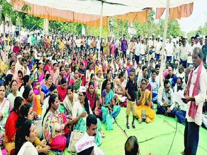 employees agitation against government by singing Bharuds for the demand of old pension | जुनी पेन्शन योजना : संपकऱ्यांनी भारुडातून मारला शासनाला डंख; भजन, गीतांनी वेधले लक्ष