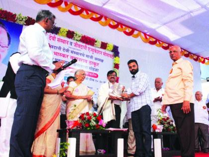 The unveiling of the memorial of Bhaskar Thakur | भास्कर ठाकूर यांच्या अर्धपुतळयाचे अनावरण