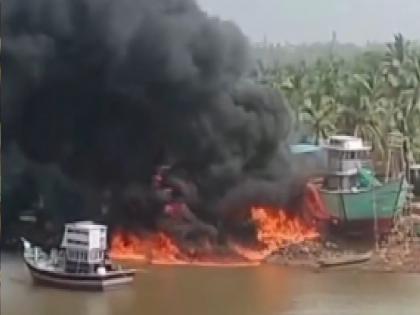 Fire breaks out at boat building factory in Bhatye Ratnagiri, boat and car gutted | रत्नागिरीतील भाट्ये येथील बोट बांधणीच्या कारखान्यात आग, बोटीसह गाडी जळून खाक Fire breaks out at boat building factory in Bhatye Ratnagiri, boat and car gutted | रत्नागिरीतील भाट्ये येथील बोट बांधणीच्या कारखान्यात आग, बोटीसह गाडी जळून खाक