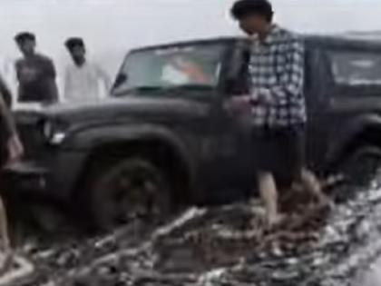 A young man from Nashik, who was having fun driving a car on the beach in Ratnagiri, got stuck in the sand | रत्नागिरीत समुद्रकिनारी कारचा थरार नाशिकमधील तरुणाच्या अंगाशी, गाडी वाळूमध्ये रुतली A young man from Nashik, who was having fun driving a car on the beach in Ratnagiri, got stuck in the sand | रत्नागिरीत समुद्रकिनारी कारचा थरार नाशिकमधील तरुणाच्या अंगाशी, गाडी वाळूमध्ये रुतली