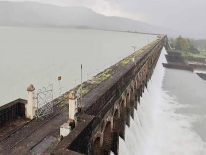 British-era Bhatghar dam 100 percent full; Warning issued to riverside villages | ब्रिटिशकालीन भाटघर धरण १०० टक्के भरले; नदीकाठच्या गावांना सावधानतेचा इशारा