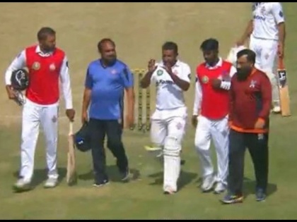 Pakistan’s Bilawal Bhatti Hospitalised After Scary Hit On The Head During Quaid-e-Azam Trophy Match, Video | OMG: चेंडू डोक्यावर आदळल्यानंतर पाकिस्तानच्या फलंदाजाला केलं हॉस्पिटलमध्ये दाखल, Video