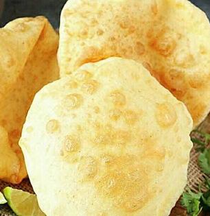 भटुरे खूप तेलकट होतात- टम्म फुगतच नाही? २ सोप्या ट्रिक्स, खा मस्त कुरकुरीत छोले भटुरे