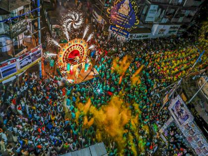 The magnificent procession of shrimant Bhausaheb Rangari from Mayur Pankhi Rath visarjan to Bappa amid the sound of drums | मयूरपंखी रथातून श्रीमंत भाऊसाहेब रंगारीची दिमाखदार मिरवणूक; ढोल ताशांच्या गजरात बाप्पाला भावपूर्ण निरोप