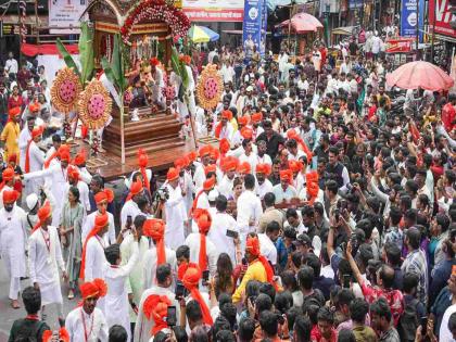 Ganesha of Shrimant Bhausaheb Rangari Public Trust seated in Varad Vigneshwar Wada in the resence of devotees | जल्लोषपूर्ण वातावरणात श्रीमंत भाऊसाहेब रंगारी गणपती बाप्पा विराजमान; पद्मश्री कैलाश खेर यांच्या हस्ते प्राणप्रतिष्ठा