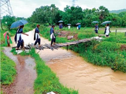 The future ladki bahin is crossing the river with her life in hand for education | भावी लाडकी बहीण शिक्षणासाठी जीव मुठीत घेऊन ओलांडतेय नदी