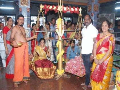 devotee offered 51 kg of tomatoes to the mother goddess and made the daughter tulabharam | भारीच! सोनं-चांदी किंवा पैशाने नव्हे तर आई-वडिलांनी लेकीची केली महागड्या टोमॅटोने तुला