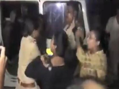 So sad... drinken girls attack on cops | Video : संतापजनक...मद्यपान करून चौघींनी गोंधळ घालत पोलिसांवर केला हल्ला  