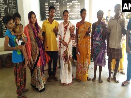 Chhattisgarh: Family members of BJP MLA Bheema Mandvi after casting their vote in Dantewada | नक्षलवाद्यांच्या नाकावर टिच्चून आमदार भीमा मंडवींच्या पत्नीसह कुटुंबीयांनी केले मतदान