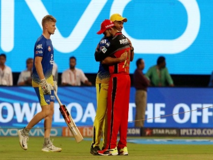 IPL 2018: Dhoni and Kohli hug before the match | IPL 2018 : धोनी आणि कोहलीची सामन्यापूर्वी गळाभेट