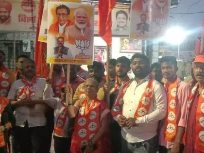 Jubilation of BJP Shindesena office bearers in Kalyan; | कल्याणमध्ये भाजप शिंदेसेना पदाधिकाऱ्यांचा जल्लोष; शाखांबाहेर भगवा झेंडा फडकवत फटाक्यांची आतिषबाजी