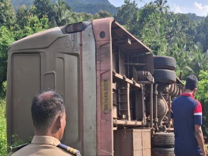 ST bus derailed at Bhuibavada Ringewadi, four passengers injured | भुईबावडा-रिंगेवाडी येथे एसटी बस कलंडली, चार प्रवासी जखमी