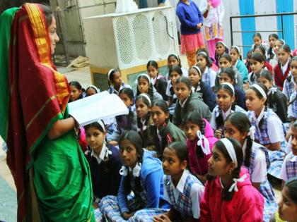 'Savitribai We Are Grateful'; Student gave salute to bhide wada, pune | ‘सावित्रीबाई आम्ही कृतज्ञ आहोत’; विद्यार्थीनींनी भिडे वाड्याला दिली मानवंदना