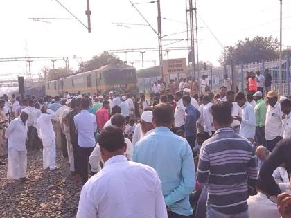 Railroko protest to Bhigwan for stoppage of express; Bangalore - Delhi blocked for 30 minutes | एक्सप्रेसच्या थांब्यासाठी भिगवणला 'रेलरोको आंदोलन'; बंगळुरू - दिल्ली ३० मिनिटे रोखली