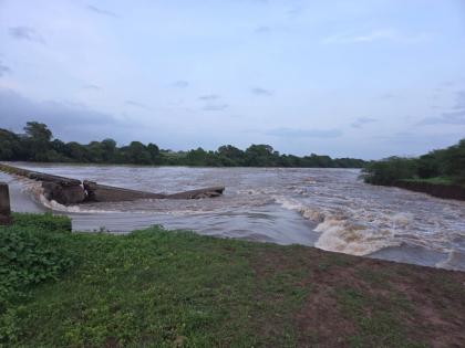 Due to the mismanagement of the Backwater Department, the fill of the Perane Dam was washed away. | पाठबंधारे विभागाच्या गलथान कारभारामुळे पेरणे बंधाऱ्याचा भराव गेला वाहून Due to the mismanagement of the Backwater Department, the fill of the Perane Dam was washed away. | पाठबंधारे विभागाच्या गलथान कारभारामुळे पेरणे बंधाऱ्याचा भराव गेला वाहून