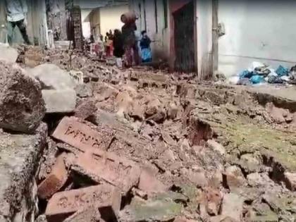 A dangerous protective wall of a building collapsed in Bhiwandi, luckily there was no loss of life | भिवंडीत इमारतीची धोकादायक संरक्षक भिंत कोसळली,सुदैवाने जीवितहानी नाही