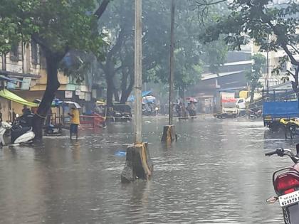 Heavy rain disrupts life in Bhiwandi; Rain water accumulated in many places | भिवंडीत मुसळधार पावसाने जनजीवन विस्कळीत; अनेक ठिकाणी साचले पावसाचे पाणी