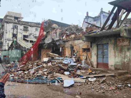 Part collapsed during demolition of dangerous building in Bhiwandi No Causalities | भिवंडीत धोकादायक इमारतीचे तोडकाम सुरू असताना भाग कोसळला; जीवितहानी टळली!