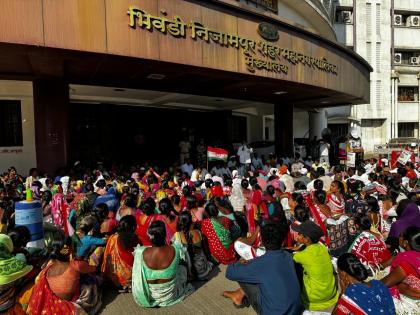 Thane: Bhiwandi labor union aggressive, breaking the entrance of municipal headquarters and protesting at the entrance of the building | Thane: भिवंडीत श्रमजीवी संघटना आक्रमक, मनपा मुख्यालयाचे प्रवेशद्वार तोडून इमारतीच्या प्रवेशद्वारावर आंदोलन