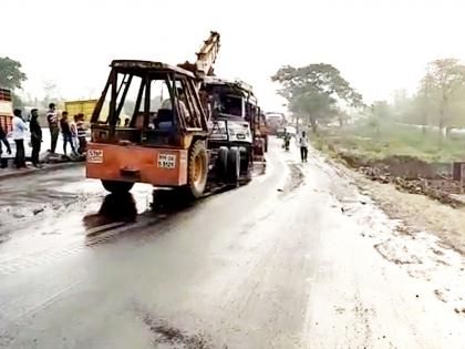 oil tanker accident on mumbai nashik highway at bhiwandi driver seriously injured traffic jam for some time | भिवंडी: मुंबई-नाशिक महामार्गावर ऑईल टँकरचा अपघात; चालक गंभीर जखमी, काही काळ वाहतूक ठप्प