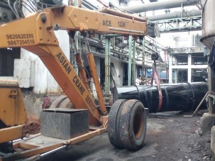 Two workers die after iron boiler falls on crane in Bhiwandi | भिवंडीत क्रेनवरील लोखंडी बॉयलर अंगावर पडल्याने दोन कामगारांचा मृत्यू