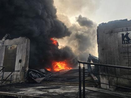 Massive fire breaks out at godowns in Bhiwandi; 22 godowns gutted | भिवंडीत गोदामांना भीषण आग; २२ गोदाम जळून खाक Massive fire breaks out at godowns in Bhiwandi; 22 godowns gutted | भिवंडीत गोदामांना भीषण आग; २२ गोदाम जळून खाक