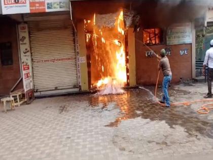 Massive fire to meter box on ground floor of building in Bhiwandi Fortunately, a major accident was avoided | भिवंडीत इमारतीच्या तळमजल्यावरील मीटर बॉक्सला भीषण आग; सुदैवाने मोठी दुर्घटना टळली