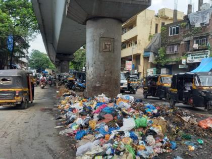 bhiwandi bappa arrival along with pit there was also a disturbance of garbage | भिवंडीत बाप्पांच्या आगमनात खड्ड्यांबरोबरच कचऱ्याचेही विघ्न