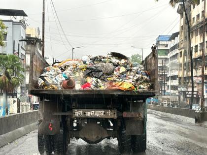 Thane: Transportation of waste by open vehicle in Bhiwandi; Neglect of municipal administration | Thane: भिवंडीत उघड्या वाहनातून कचऱ्याची वाहतूक; मनपा प्रशासनाचे दुर्लक्ष