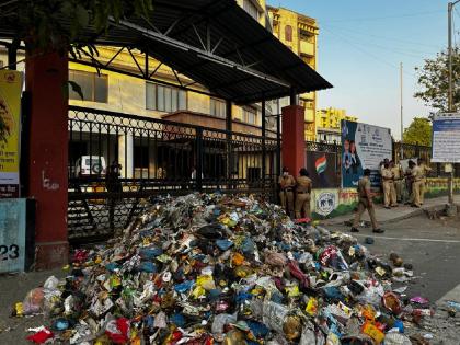 BJP Aggressive on Garbage Problem in Bhiwandi Garbage dumped at the entrance of municipal headquarters | भिवंडीत कचरा समस्येबाबत भाजपा आक्रमक; मनपा मुख्यालयाच्या प्रवेशद्वारावर टाकला कचरा